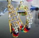 Argola dourada c/ strass